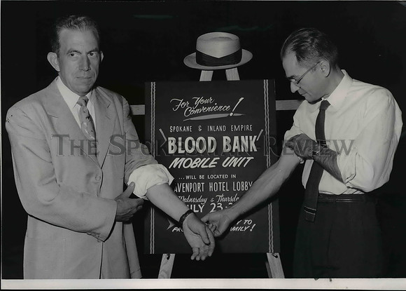 1958 Press Photo Pierce Harbottle and Willard Roe give blood at Daveport Hotel