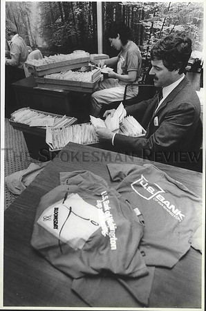 1988 Press Photo Regina Runyan and Larry Kissler sort thru Bloomsday race data