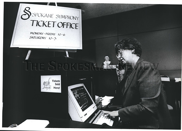 1988 Press Photo Barbara Squires, Spokane Symphony Orchestra ticket booth
