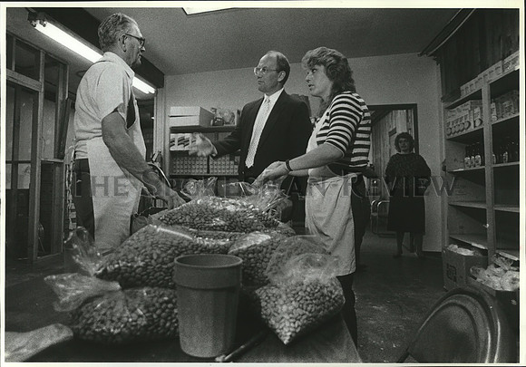 1987 Press Photo Coeur d'Alene Food Bank workers talk to Rep. Larry Craig