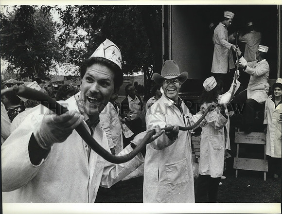 1985 Press Photo Spokane Interstate Fair-Don Molson unloads 165 foot hotdog