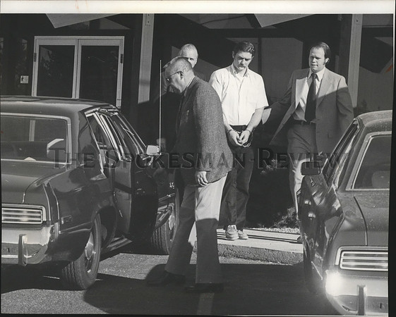1977 Press Photo Russell E Sharf escorted by US Marshal from Cheney Bank