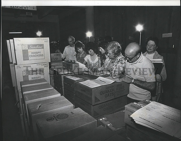 1977 Press Photo Petition drive against Sales Tax on food at Spokane Food Bank