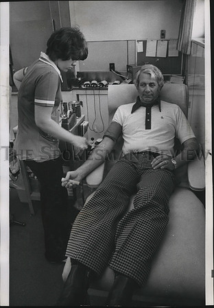 1974 Press Photo Thomas Dowling donates blood Spokane & Inland Empire Blood Bank