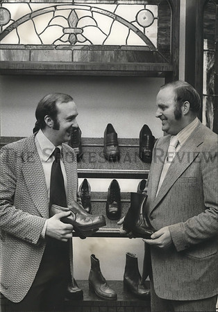 1973 Press Photo Fashions in footwear are discussed by store managers