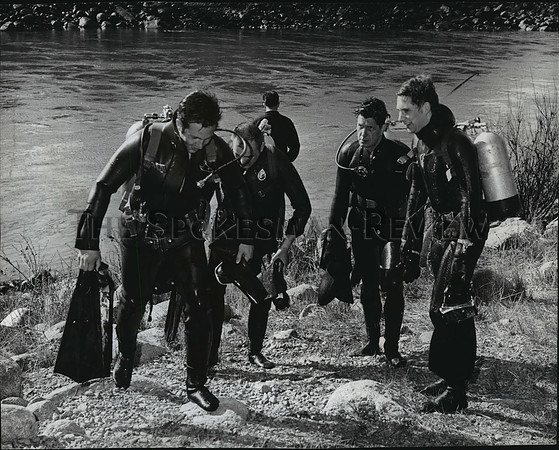 1970 Press Photo Diving Deputy Sheriffs trudge up bank of Spokane River