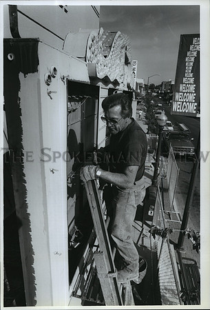 1991 Press Photo Bob Hill of Rathdrum Dismantles Marquee at the Wilma Theater