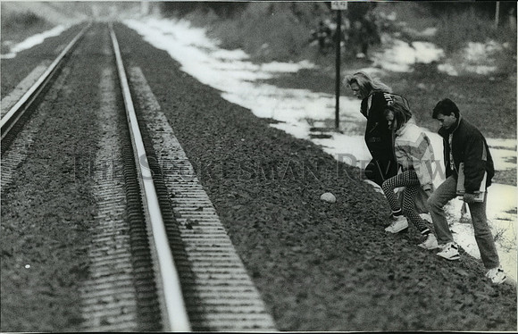 1991 Press Photo Danyel Smith, Emily Oveson cross railroad track to go to school