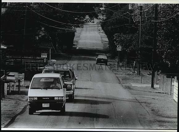 1990 Press Photo Miles Ave. is too narrow to serve a new Lacey Avenue school.