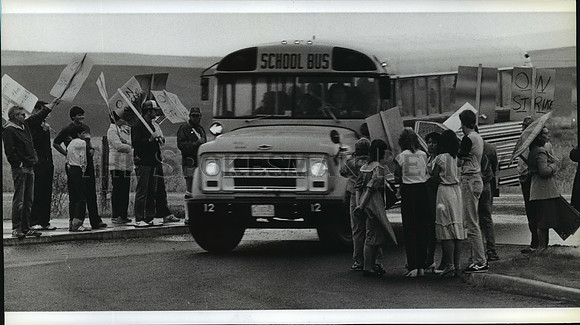 1983 Press Photo Cheney teachers on strike block a school bus