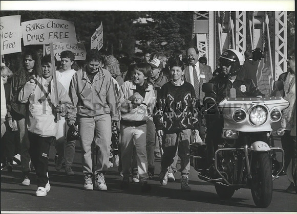 1990 Press Photo Salk Middle School students march at an anti-drug campaign