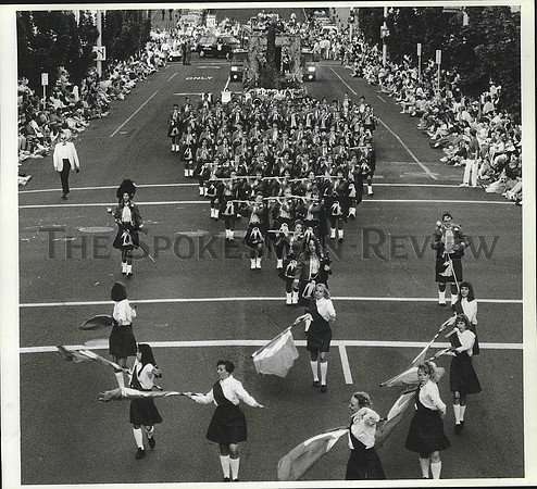 1992 Press Photo Freeman High School drill team, band & float at Lilac Festival