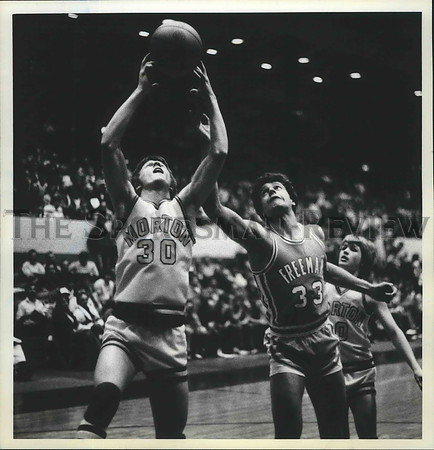 1980 Press Photo John Burton of Morton nips a rebound over Don Schutt of Freeman