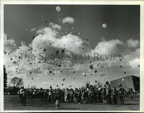 1987 Press Photo Students at Holmes Elementary School Release Balloons