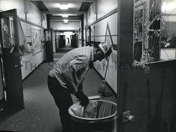 1985 Press Photo Man cleans up after vandalism done at Adams School