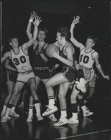 1975 Press Photo State B High School Basketball Tournament Play
