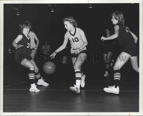 1979 Press Photo Donelle Mauer in B Tournament High School Basketball action