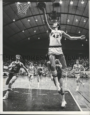 1977 Press Photo Brewster High basketball player, Dale Smith, shoots ball easily