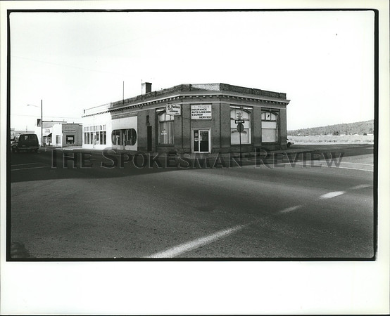 1991 Press Photo Insurance Auto License Escrow Service building in Hillyard.