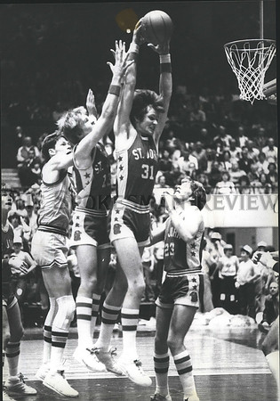 1980 Press Photo Bill Parrish of St. John grabs a rebound against Reardan