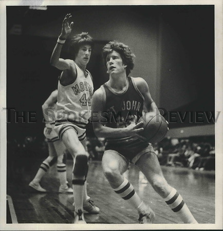 1980 Press Photo Keith Nelson of St. John breaks by Keith Cooper of Morton