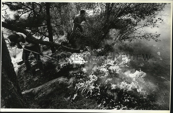 1988 Press Photo Randy Harwood & Dana Murphy fight fire near home Spokane Valley