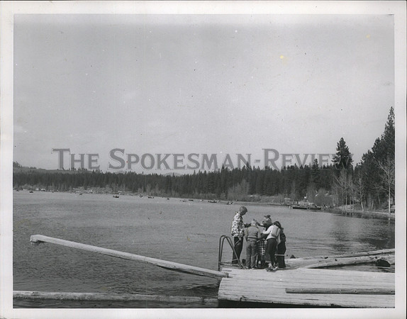1957 Press Photo Tourists at Waitts Lake